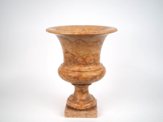 Vente aux enchères Vase Médicis en marbre rosé.  H. 40 cm  (fentes)