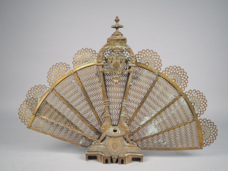 Vente aux enchères Pare-étincelles Napoléon III en bronze en forme d'éventail.  H. 70 cm 