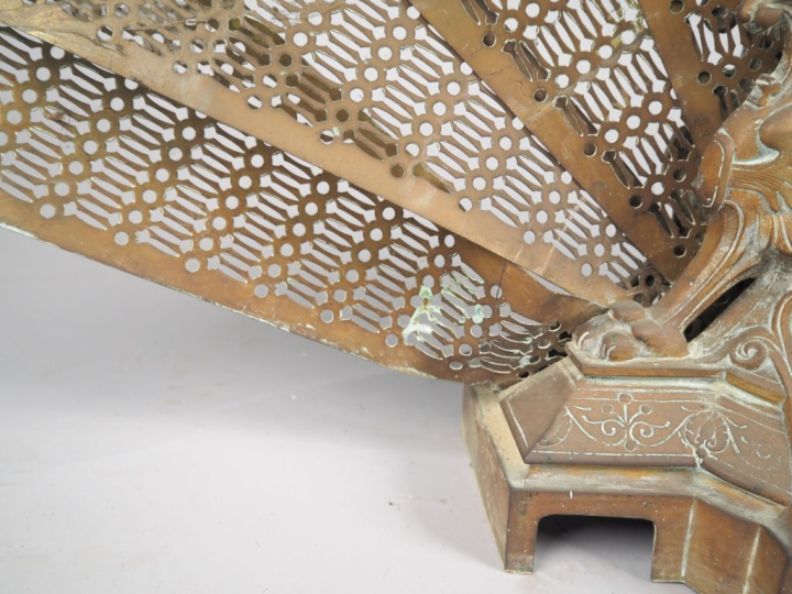 Pare-étincelles Napoléon III en bronze en forme d'éventail.  H. 70 cm 