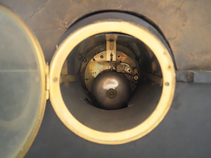 Grande pendule de cheminée Napoléon III en marbre noir et régule à pat