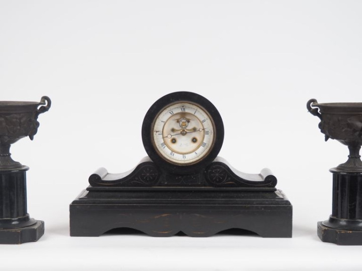 Pendule de cheminée Napoléon III en marbre noir.  Dim. 26,5 x 40 x 15 