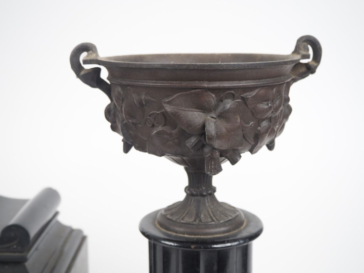 Pendule de cheminée Napoléon III en marbre noir.  Dim. 26,5 x 40 x 15 