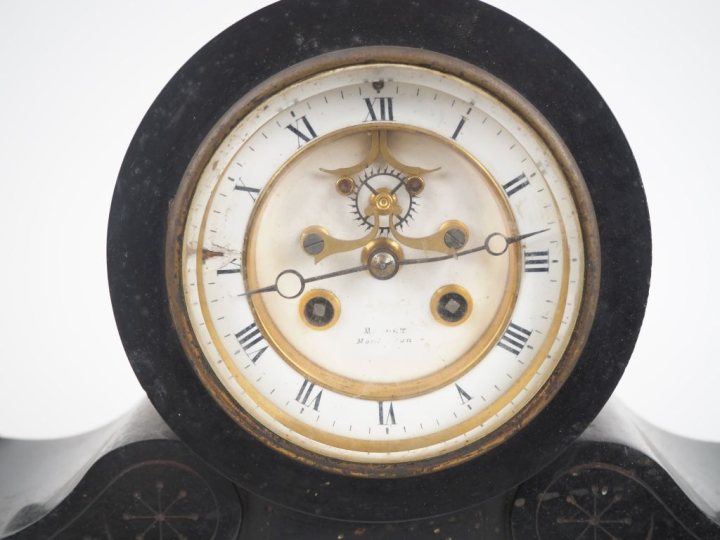 Pendule de cheminée Napoléon III en marbre noir.  Dim. 26,5 x 40 x 15 