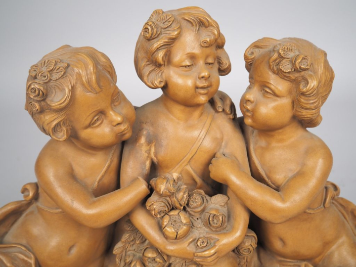 FOUCHER.  "les trois amours" Groupe en terre cuite Signé Dim. 50 x 58 