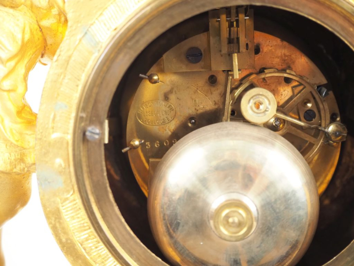 Garniture de cheminée Napoléon III en régule doré et marbre noir, à dé