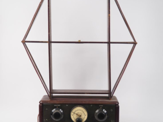 Vente aux enchères VITUS. Poste à galène avec son antenne