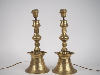 Vente aux enchères Paire de bougeoirs persans en bronze, à décor de calligraphie, de pers