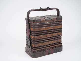 Vente aux enchères Boite à pique nique Extreme Orientale fin XIXème en osier, bois et lai