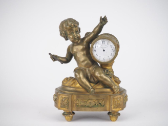 Vente aux enchères Pendulette de style Louis XVI en bronze doré, à décor d'amour au tambo