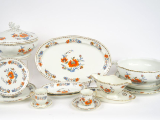 Vente aux enchères RAYNAUD.  Partie de service de table en porcelaine de Limoges, décor "