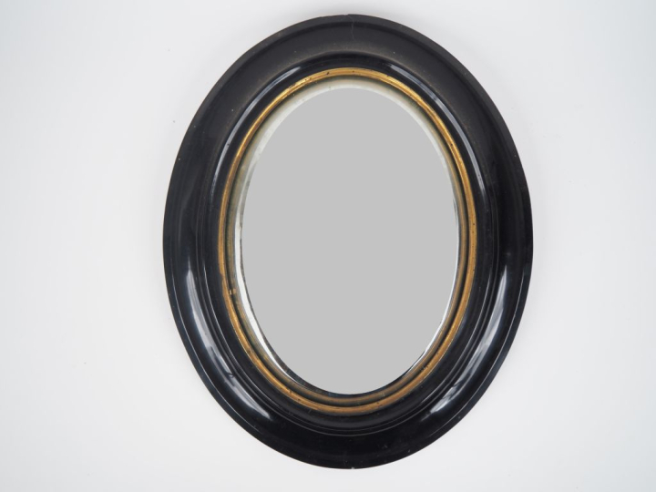 Miroir Napoléon III dit "de sorcière", cadre en bois noirci et doré.  
