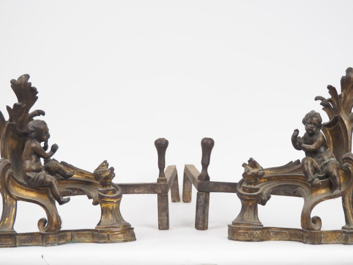 Paire de chenets Napoléon III de style Louis XV en bronze patiné et do