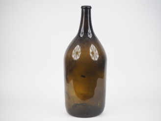 Vente aux enchères Grande damejeanne en verre soufflé.  H. 56 cm