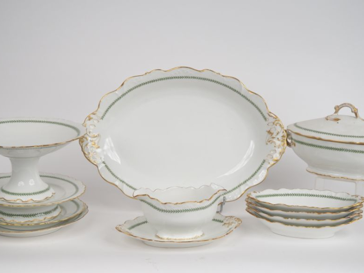 Service de table fin XIXème en porcelaine de Limoges, à décor de guirl