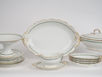 Vente aux enchères Service de table fin XIXème en porcelaine de Limoges, à décor de guirl