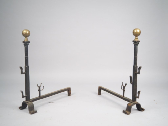 Vente aux enchères Paire de chenets en fonte et laiton. H. 77 cm