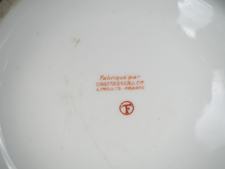 Jatte à crème et un présentoir en porcelaine de Limoges, à décor de fl