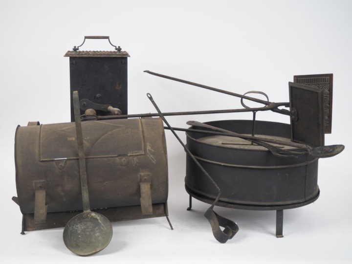 Accessoires et éléments en fer pour cuisiner dans la cheminée : tourne