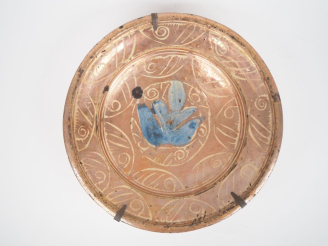 Vente aux enchères Plat en céramique hispano mauresque, décor lustré et cuivre de feuilla