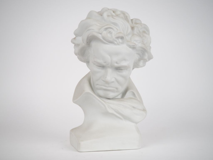 THARAUD.  "Beethoven" Sujet en biscuit de Limoges.  H. 33 cm