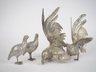 Vente aux enchères 4 oiseaux en métal argenté "Coq et cailles". (un coq, patte accidentée