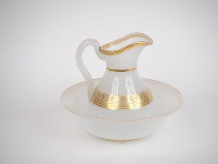 Broc et son bassin XIXème en opaline blanche à décor de liserés dorés 