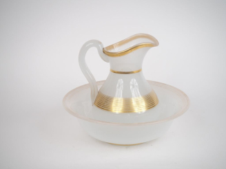 Vente aux enchères Broc et son bassin XIXème en opaline blanche à décor de liserés dorés 