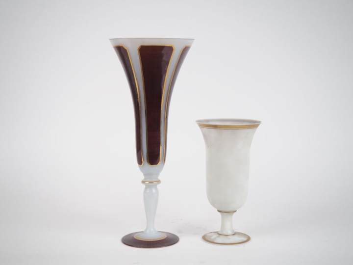 Broc et son bassin XIXème en opaline blanche à décor de liserés dorés 