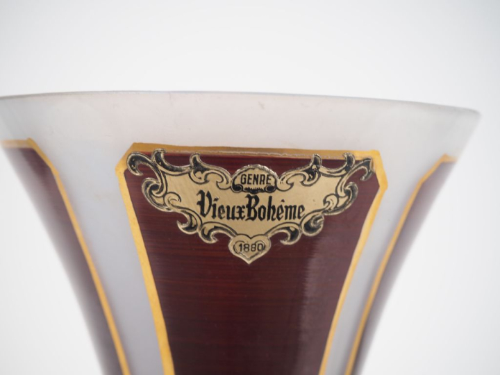 Broc et son bassin XIXème en opaline blanche à décor de liserés dorés 