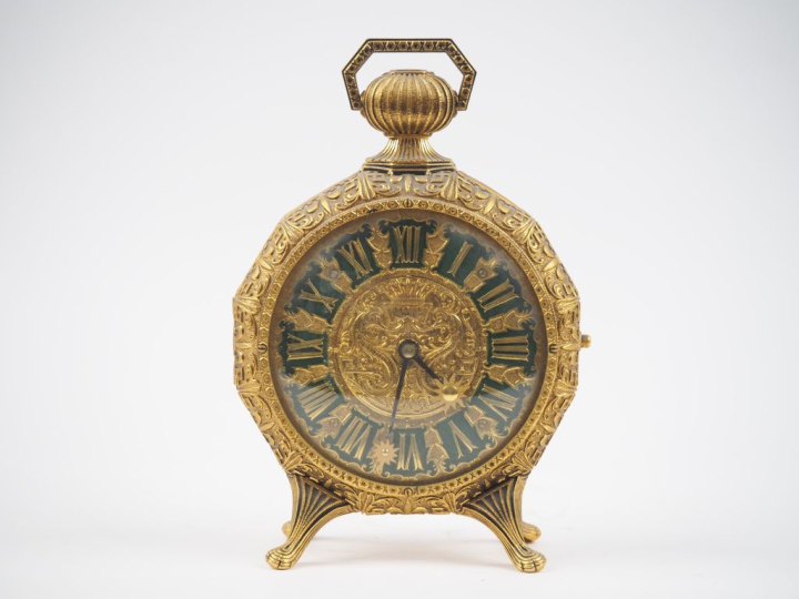 Grand réveil sur pied de style Renaissance en métal doré.  Dim. 23 x 1