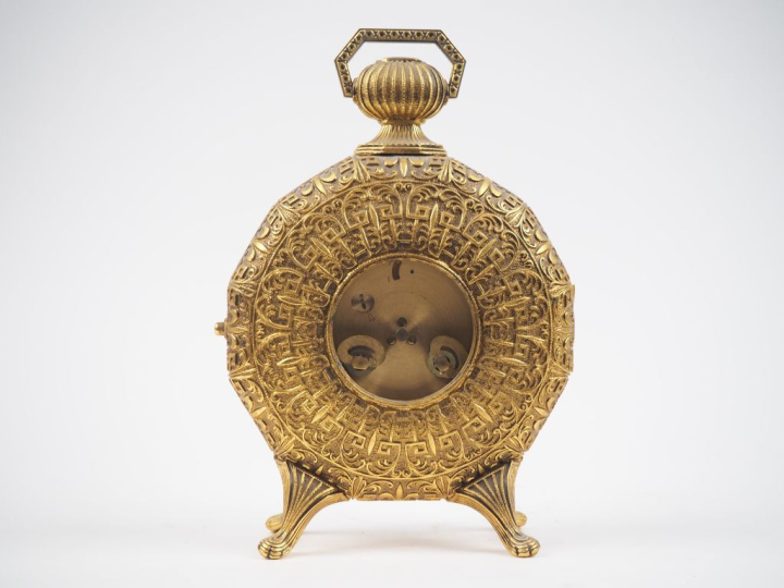 Grand réveil sur pied de style Renaissance en métal doré.  Dim. 23 x 1