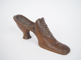 Vente aux enchères Porte crayons 1900 en bois en forme d'escarpin, marqué Nice.  Dim. 10 