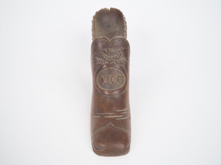 Porte crayons 1900 en bois en forme d'escarpin, marqué Nice.  Dim. 10 