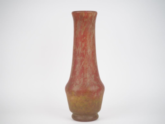 Vente aux enchères DAUM.  Grand vase balustre en verre marbré rouge, jaune et vert.  Sign