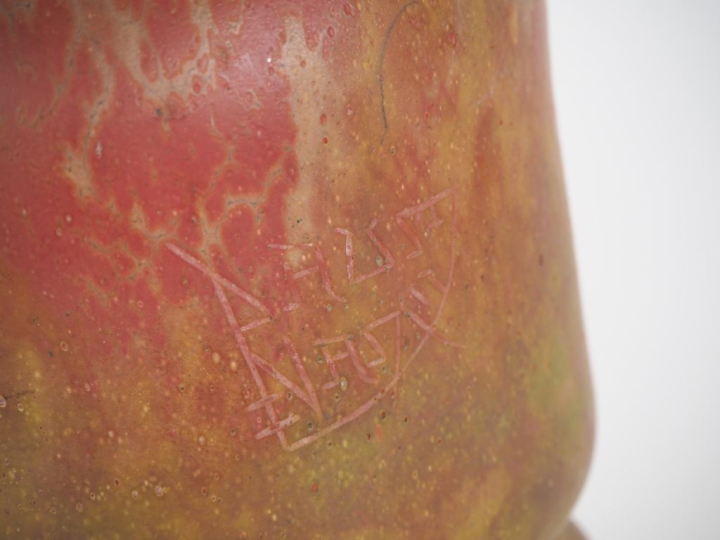 DAUM.  Grand vase balustre en verre marbré rouge, jaune et vert.  Sign