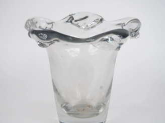 Vente aux enchères DAUM France.  Grand vase en cristal translucide.  Signé.  H, 27 cm