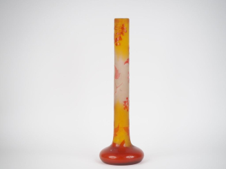 Vente aux enchères GALLE.  Grand vase tube en verre gravé en camée et à l'acide de grosei