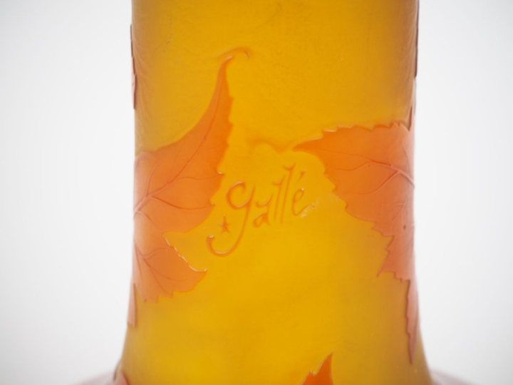 GALLE.  Grand vase tube en verre gravé en camée et à l'acide de grosei