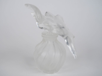 Vente aux enchères LALIQUE France.  Flacon de parfum en cristal "l'air du temps" pour Nin
