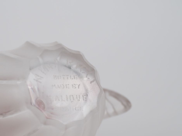 LALIQUE France.  Flacon de parfum en cristal "l'air du temps" pour Nin