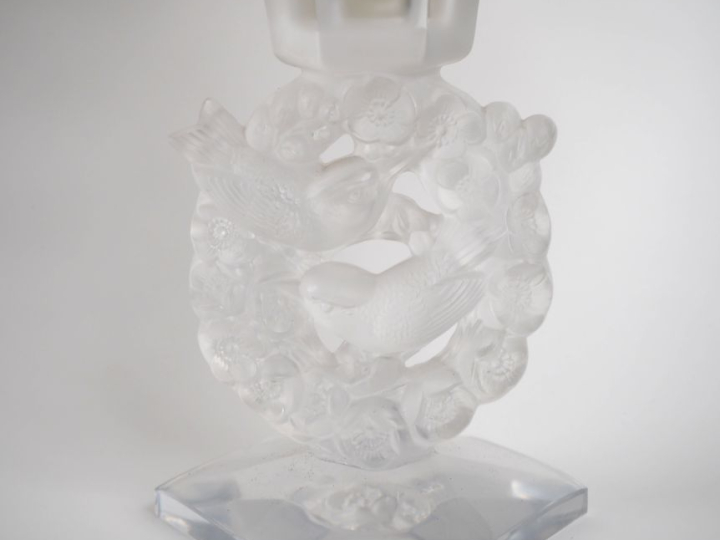 LALIQUE France.  Pied de lampe en cristal à décor de moineaux et de co