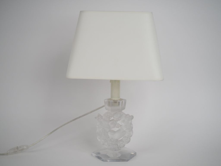 LALIQUE France.  Pied de lampe en cristal à décor de moineaux et de co