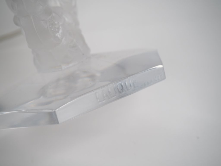 LALIQUE France.  Pied de lampe en cristal à décor de moineaux et de co