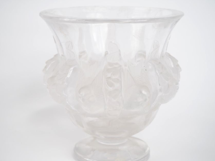 LALIQUE France.  Vase en cristal à décor de moineaux.  Signé H. 12,5 c