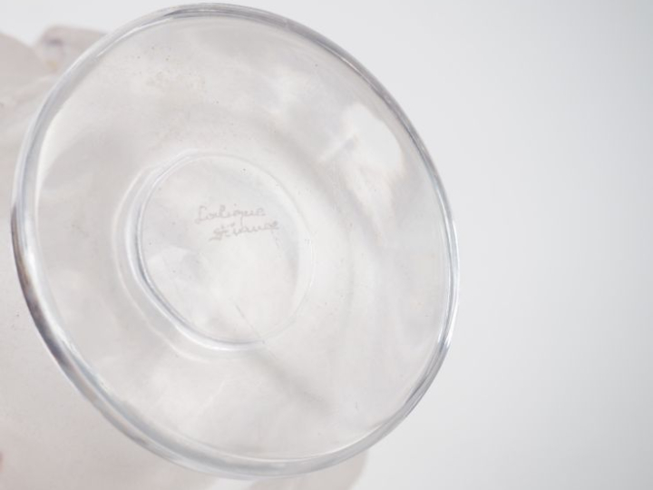LALIQUE France.  Vase en cristal à décor de moineaux.  Signé H. 12,5 c