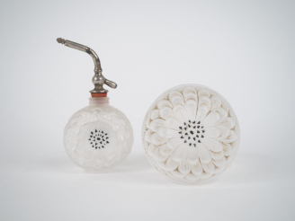 Vente aux enchères LALIQUE France.  Vaporisateur et boite de toilette en cristal et émail