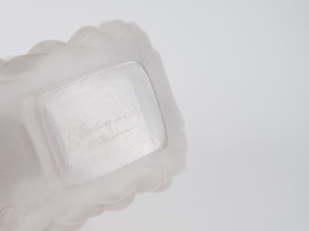 LALIQUE France.  Vaporisateur et boite de toilette en cristal et émail