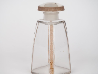 Vente aux enchères LALIQUE.  Flacon en verre à décor de fleurs.  Signé H. 16 cm