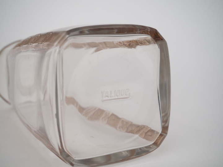 LALIQUE.  Flacon en verre à décor de fleurs.  Signé H. 16 cm