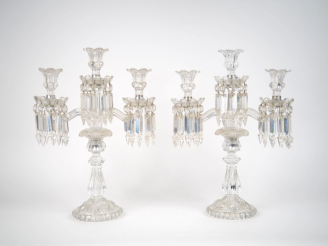 Vente aux enchères BACCARAT.  Paire de girandoles en cristal éclairant à trois lumières. 